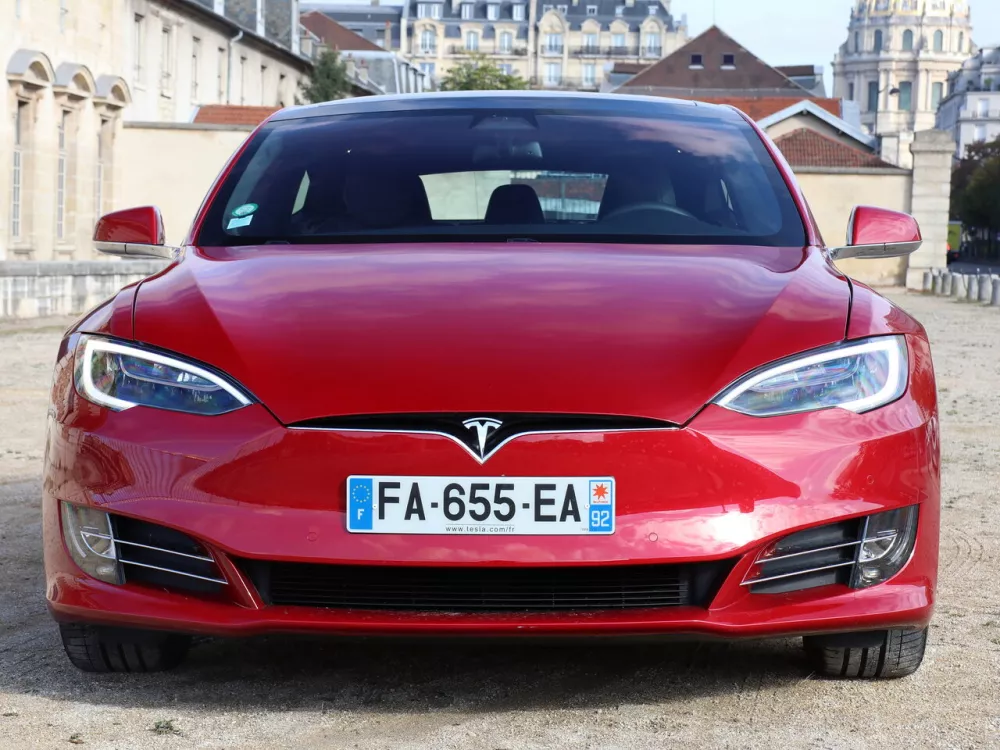 Автомобиль Tesla Model S I Рестайлинг Лифтбек