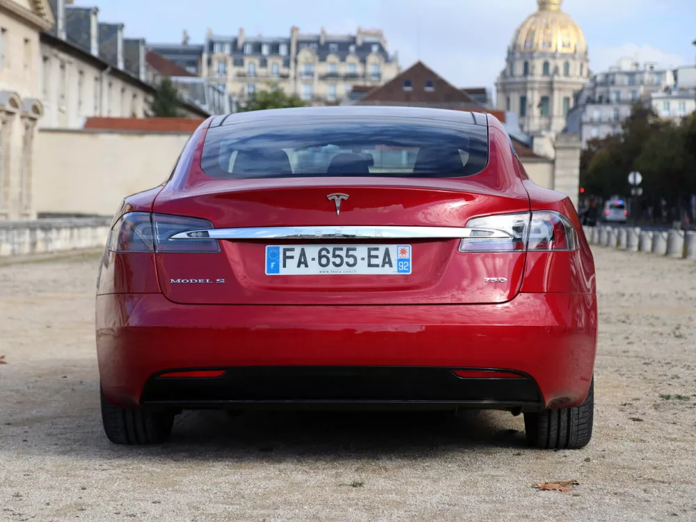 Автомобиль Tesla Model S I Рестайлинг Лифтбек