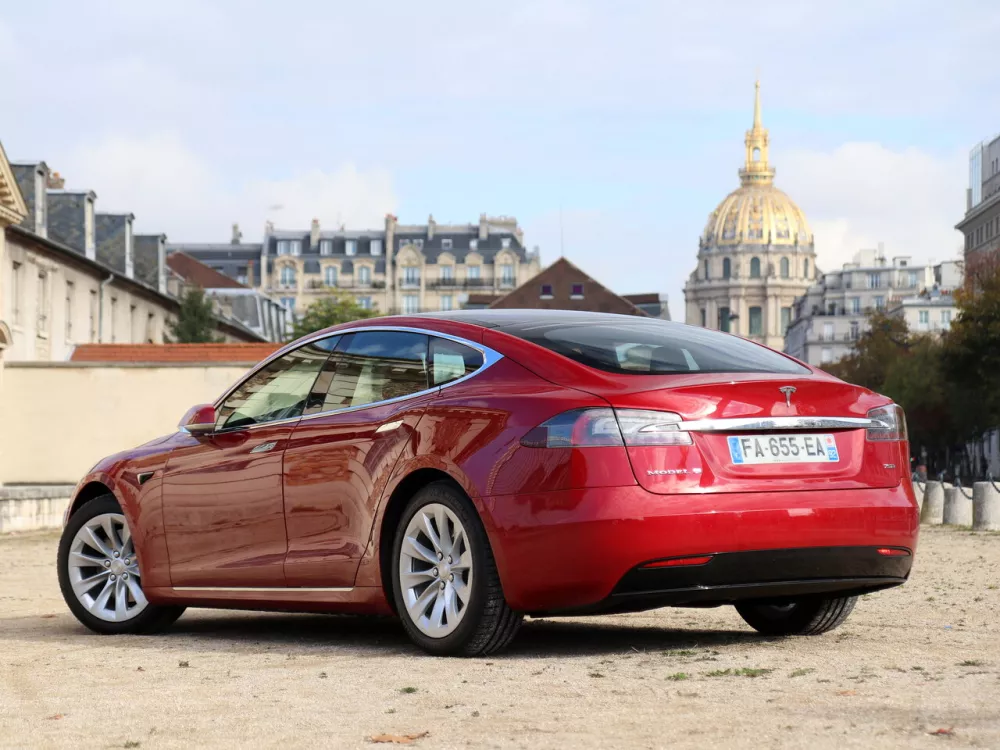 Автомобиль Tesla Model S I Рестайлинг Лифтбек