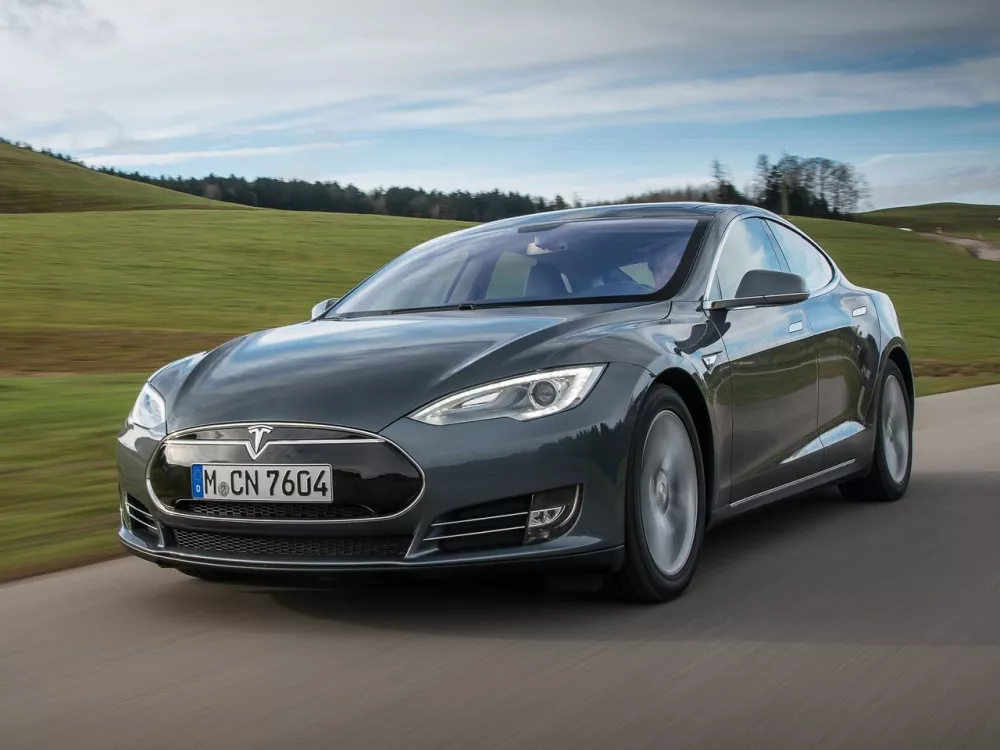 Автомобиль Tesla Model S I Лифтбек