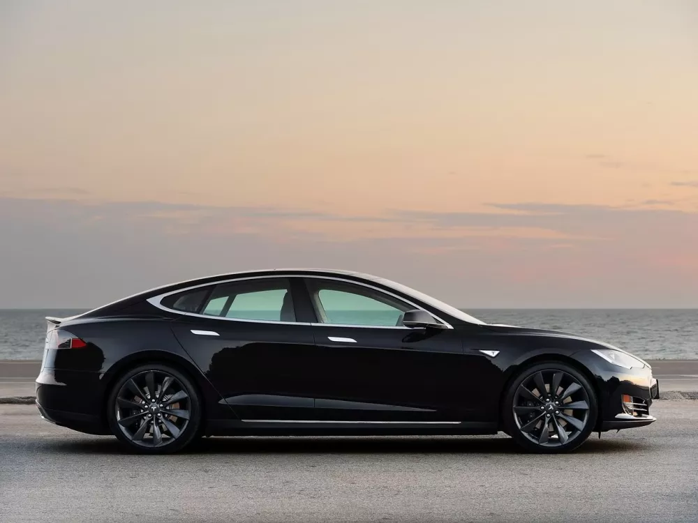 Автомобиль Tesla Model S I Лифтбек