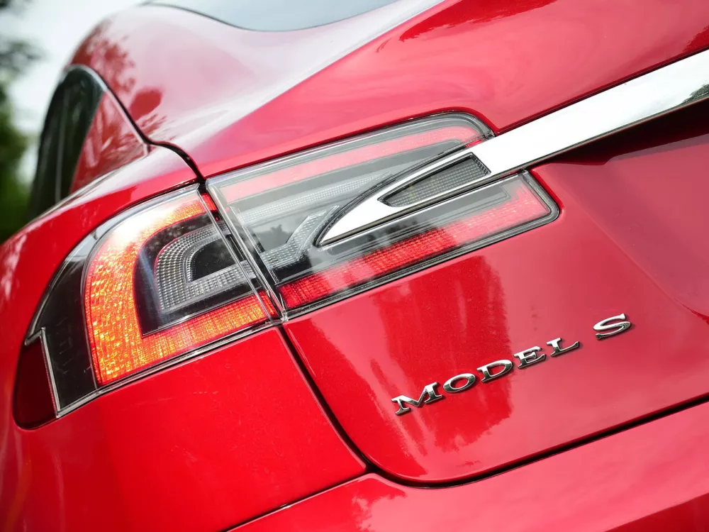 Автомобиль Tesla Model S I Рестайлинг Лифтбек