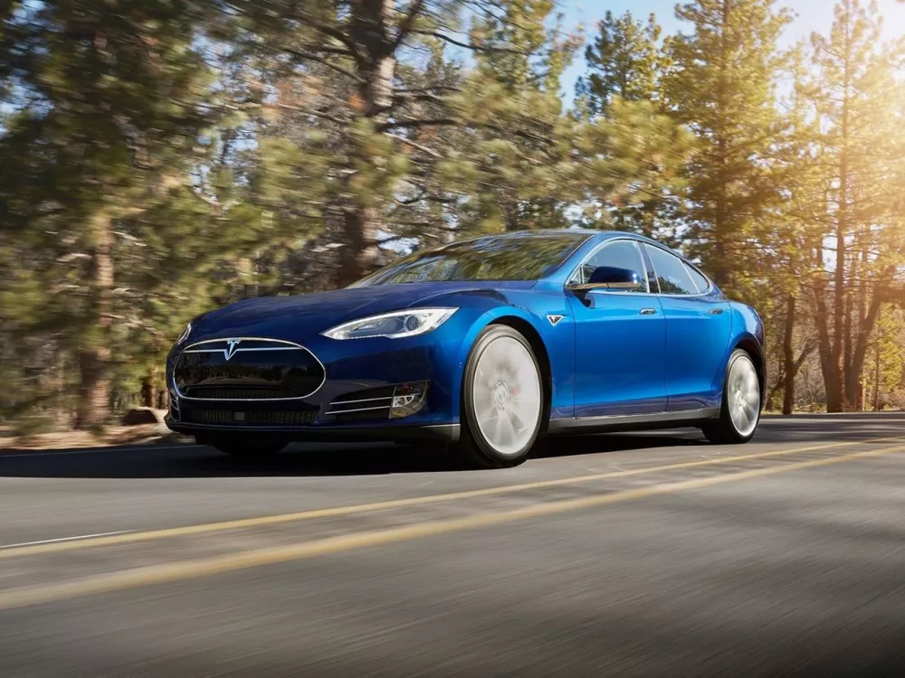 Автомобиль Tesla Model S I Лифтбек