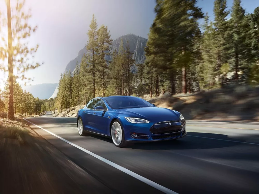 Автомобиль Tesla Model S I Лифтбек