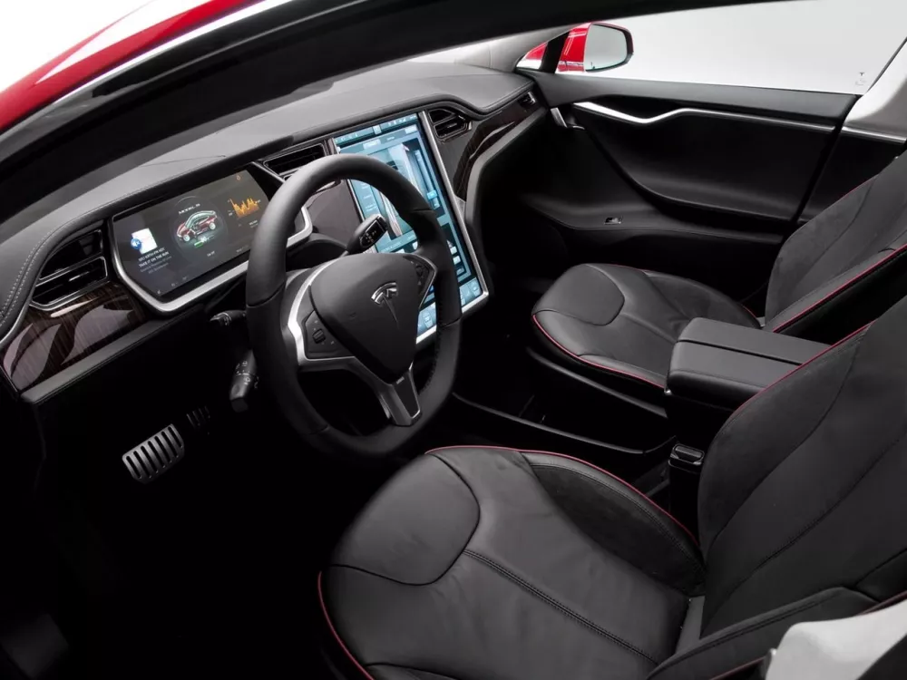 Автомобиль Tesla Model S I Лифтбек