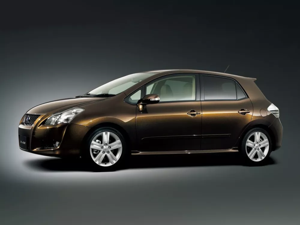 Автомобиль Toyota Blade I (E150) Хэтчбек (5 дверей)