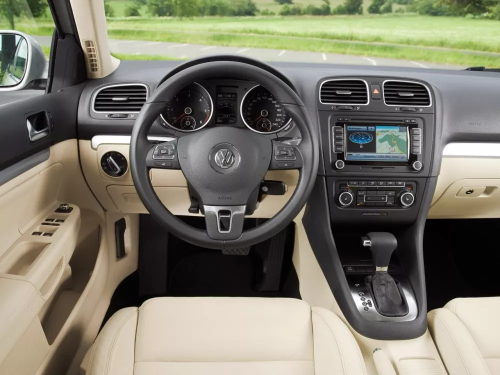 Автомобиль Volkswagen Golf VI Универсал (5 дверей)