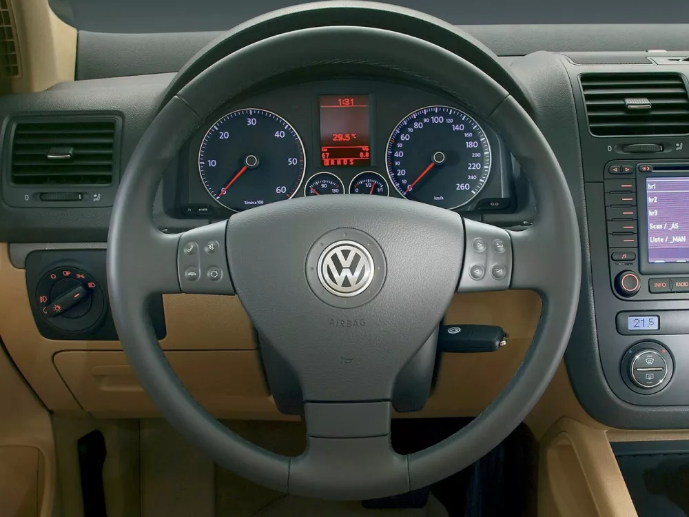 Автомобиль Volkswagen Golf V Хэтчбек (5 дверей)