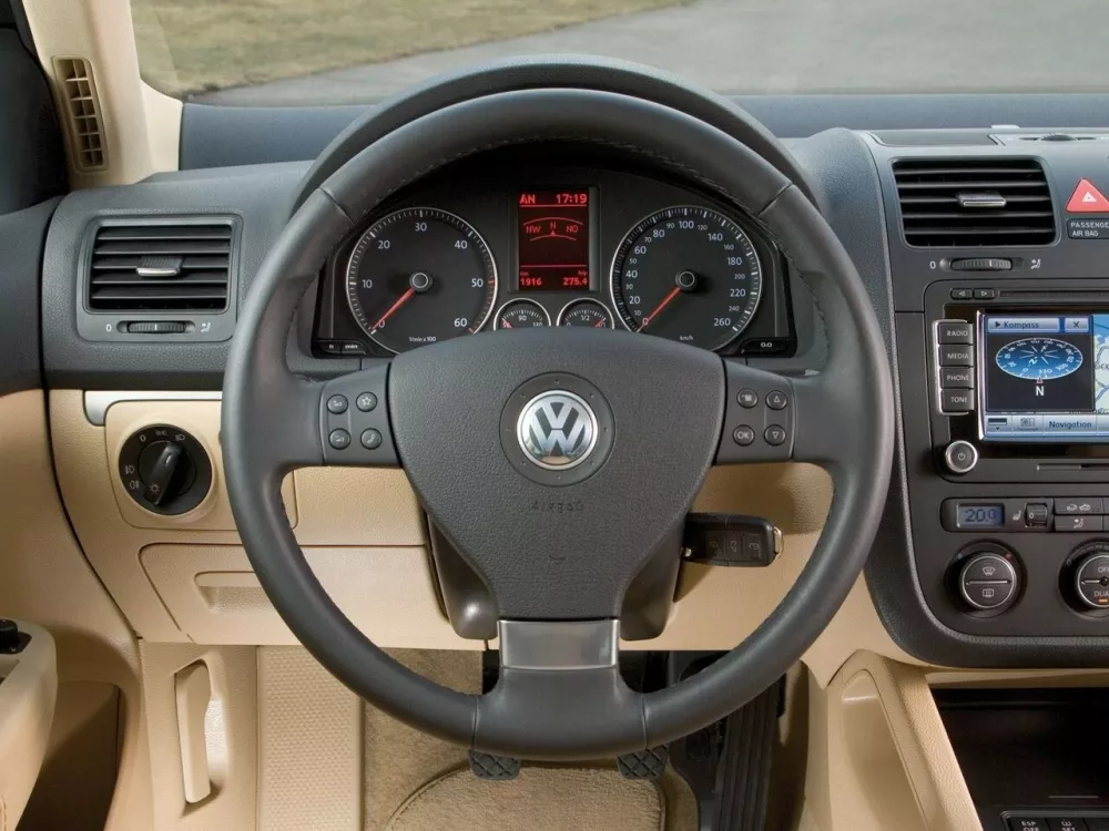 Автомобиль Volkswagen Golf V Универсал (5 дверей)