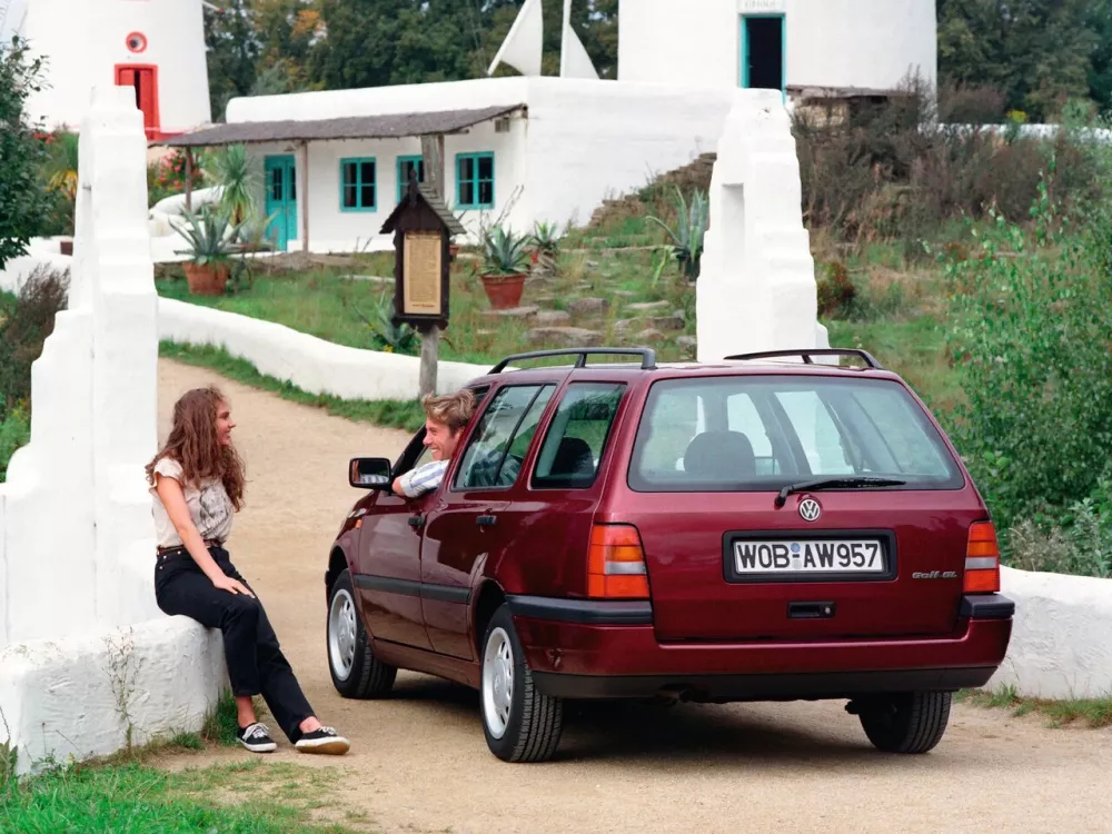 Автомобиль Volkswagen Golf III Универсал (5 дверей)