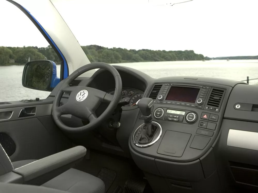 Автомобиль Volkswagen Multivan T5 Минивэн
