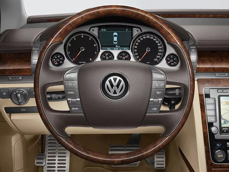 Автомобиль Volkswagen Phaeton I Рестайлинг Седан