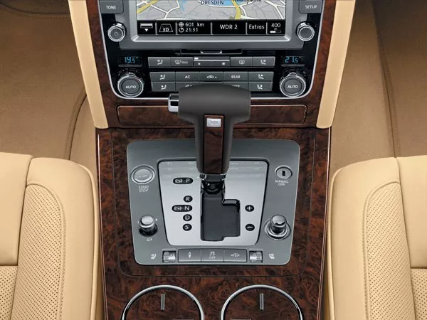 Автомобиль Volkswagen Phaeton I Рестайлинг Седан Long