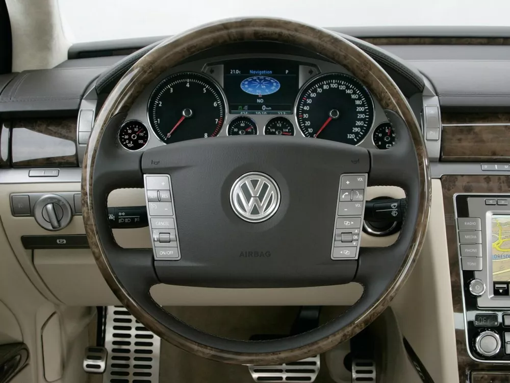 Автомобиль Volkswagen Phaeton I Седан