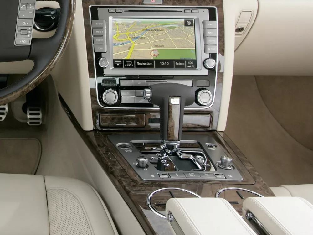 Автомобиль Volkswagen Phaeton I Седан