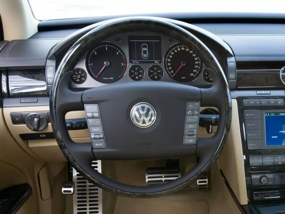 Автомобиль Volkswagen Phaeton I Седан Long