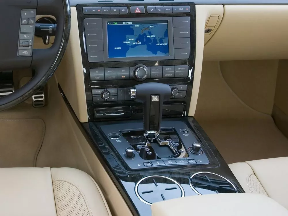 Автомобиль Volkswagen Phaeton I Седан Long
