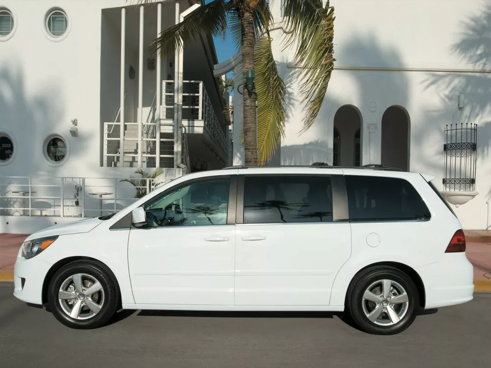 Автомобиль Volkswagen Routan Минивэн