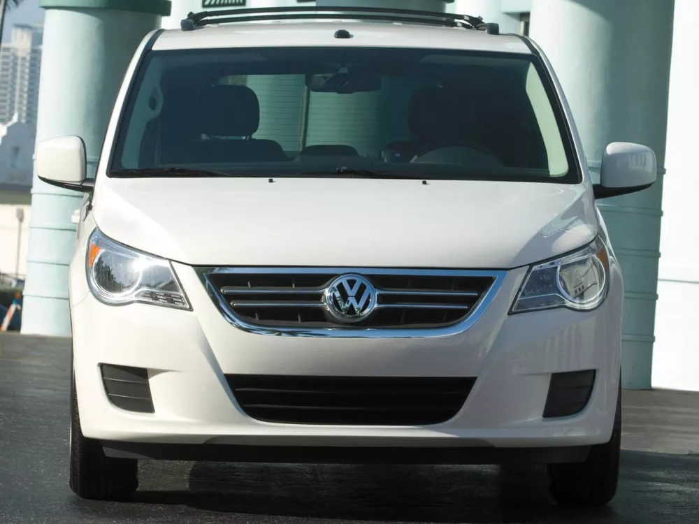 Автомобиль Volkswagen Routan Минивэн