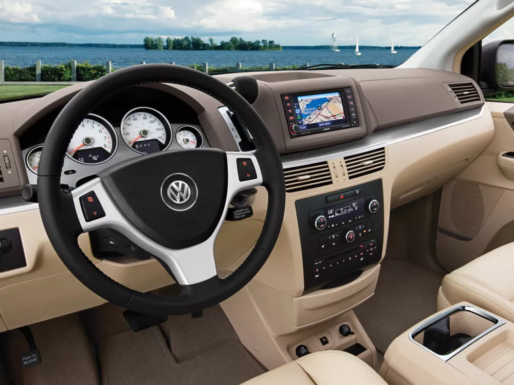 Автомобиль Volkswagen Routan Минивэн