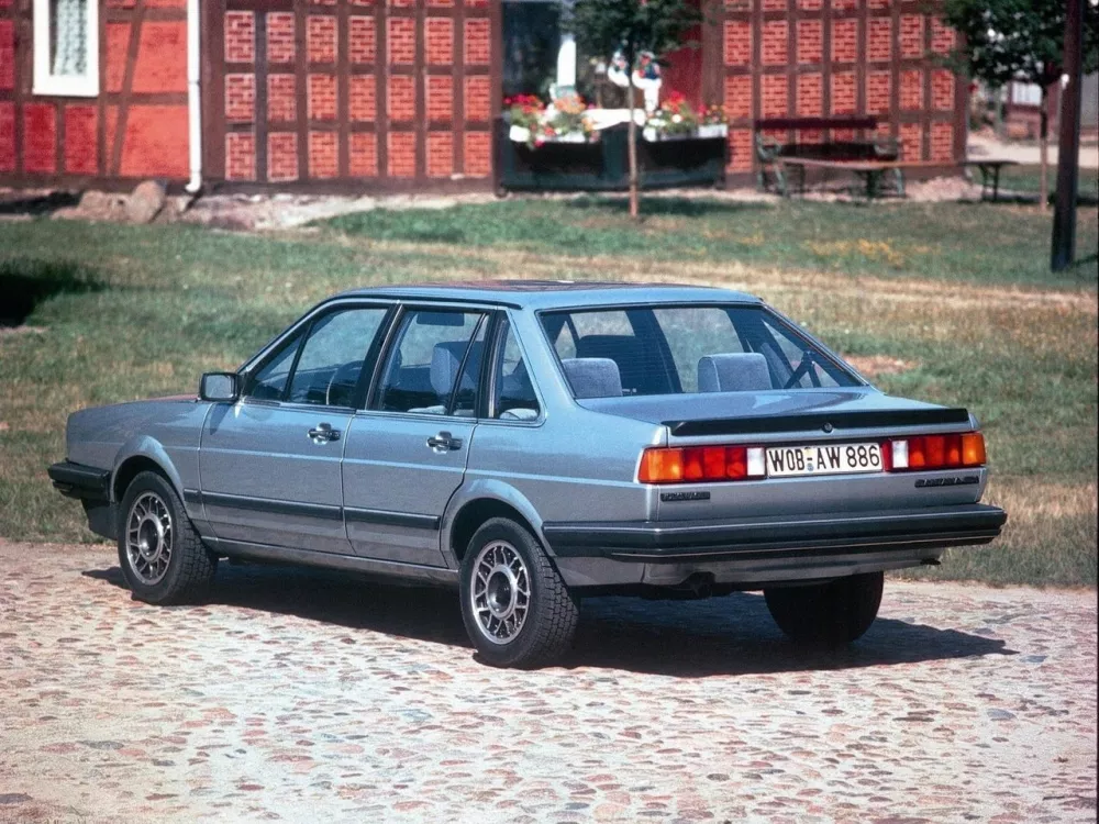 Автомобиль Volkswagen Santana I Седан
