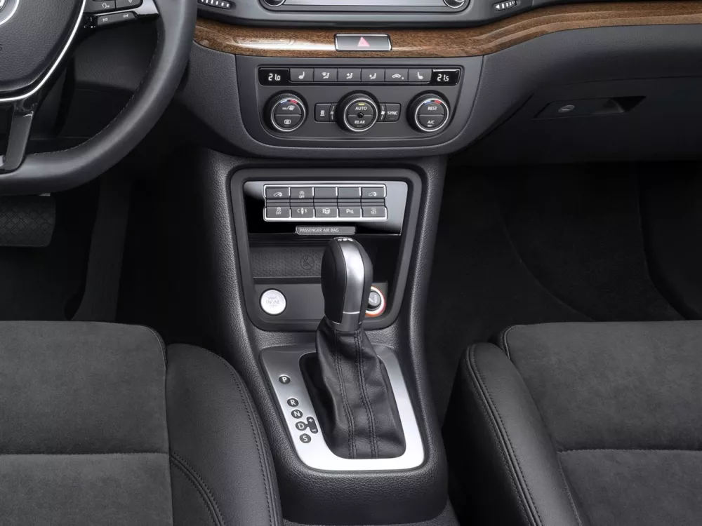 Автомобиль Volkswagen Sharan II Рестайлинг Минивэн