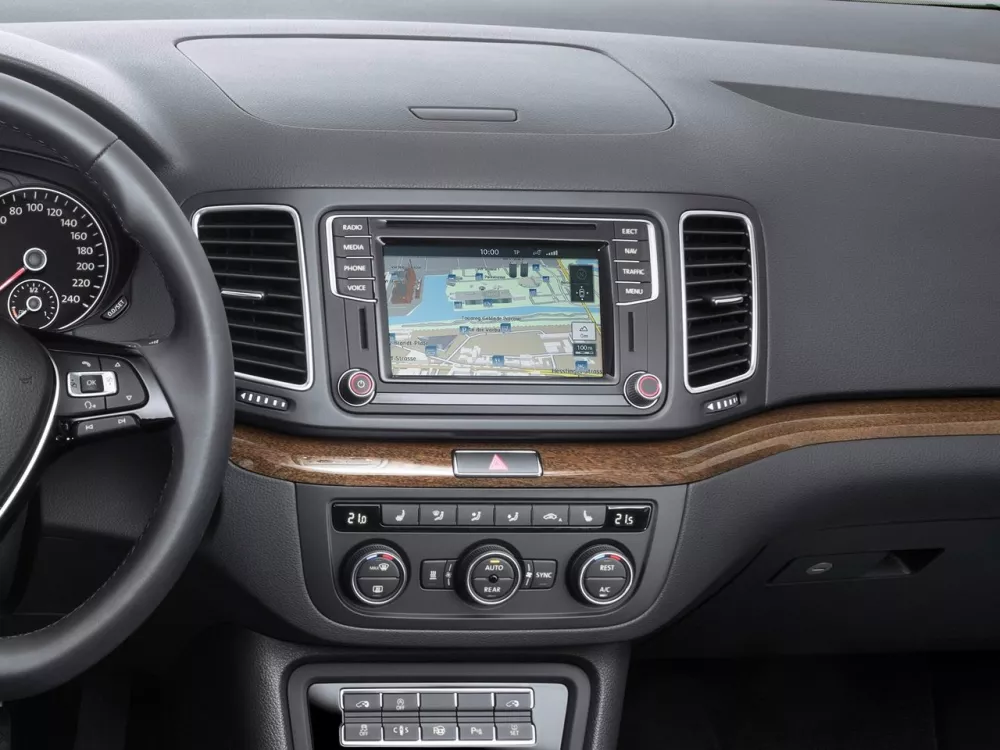 Автомобиль Volkswagen Sharan II Рестайлинг Минивэн