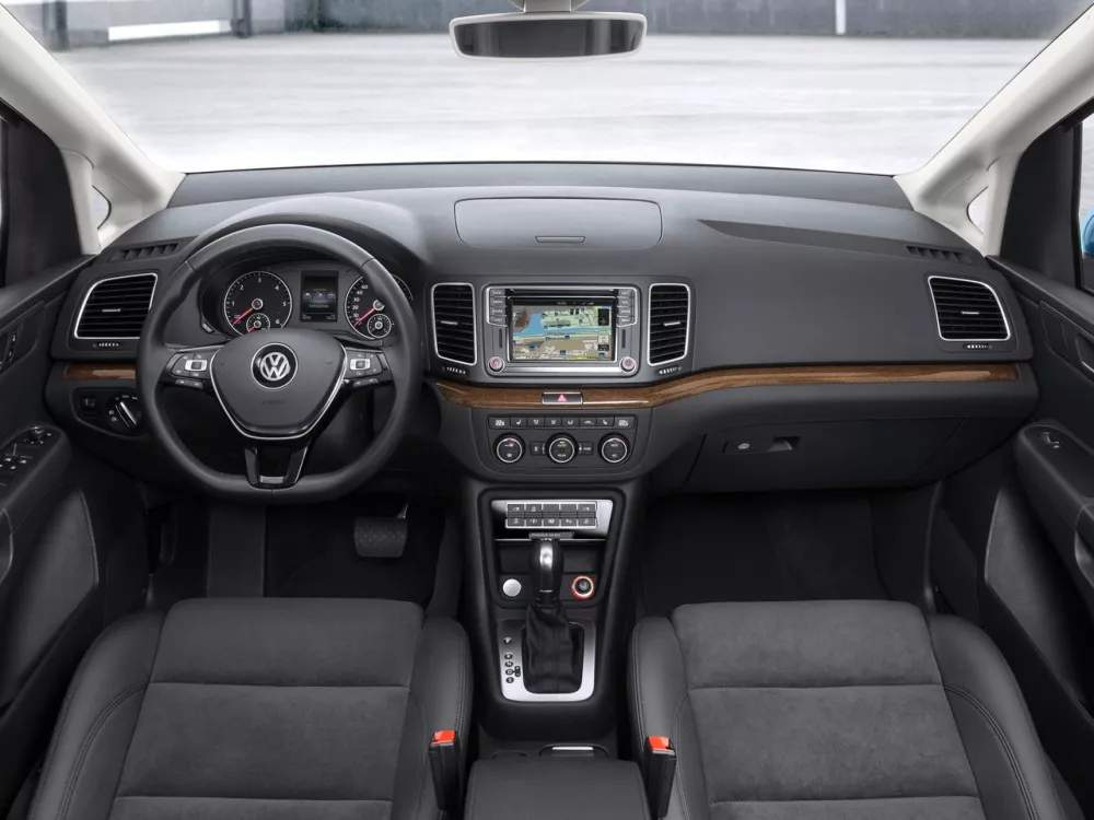 Автомобиль Volkswagen Sharan II Рестайлинг Минивэн