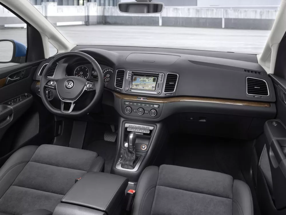 Автомобиль Volkswagen Sharan II Рестайлинг Минивэн