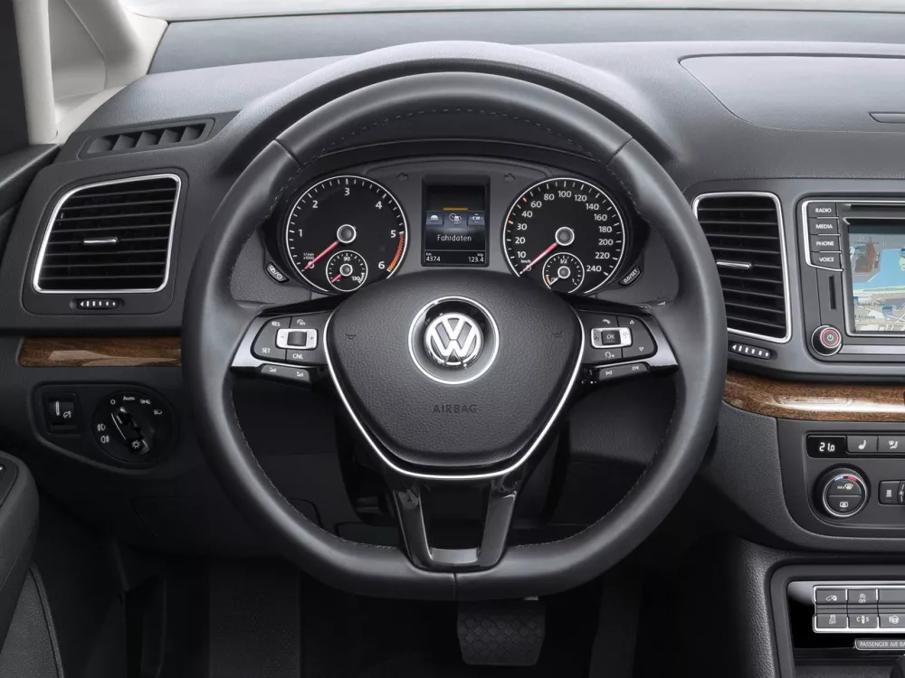 Автомобиль Volkswagen Sharan II Рестайлинг Минивэн