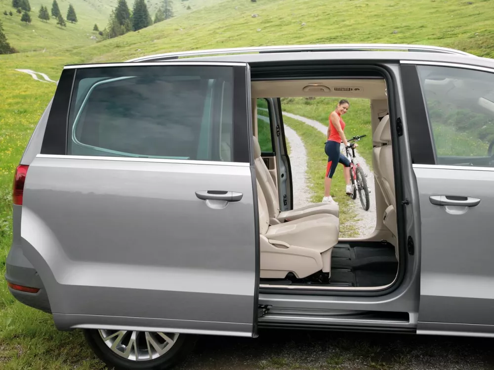 Автомобиль Volkswagen Sharan II Минивэн