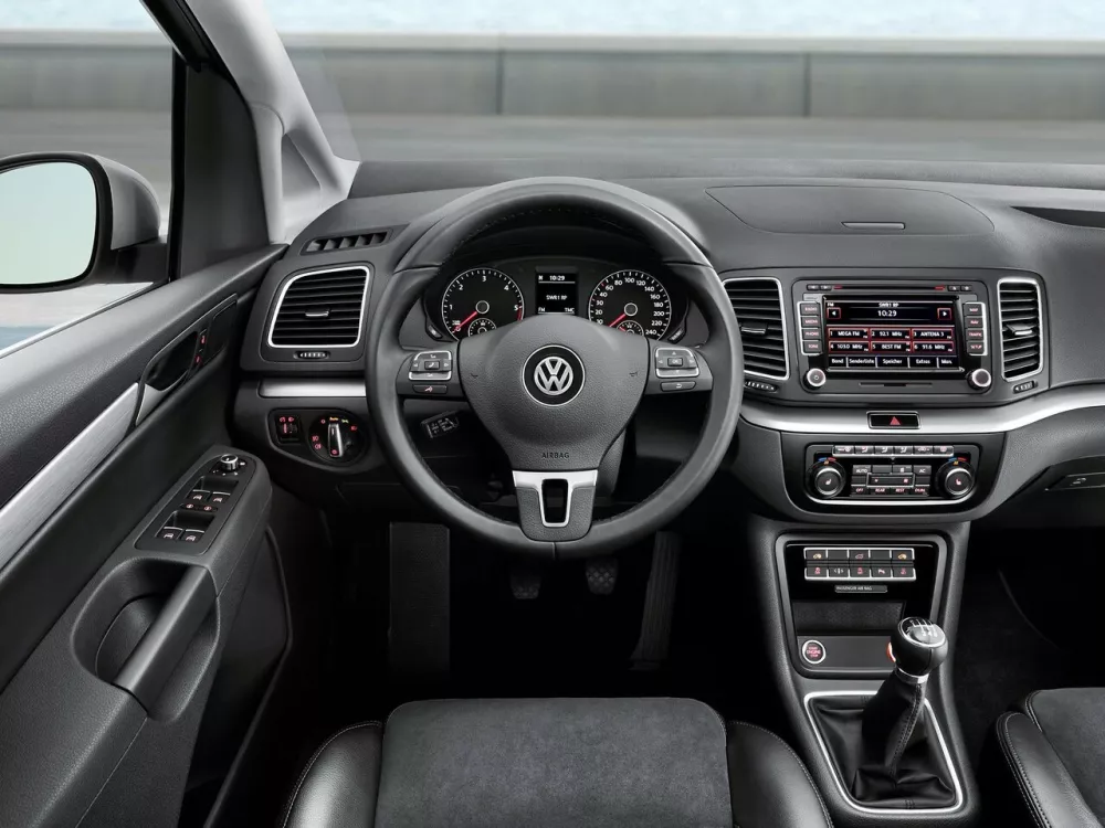 Автомобиль Volkswagen Sharan II Минивэн