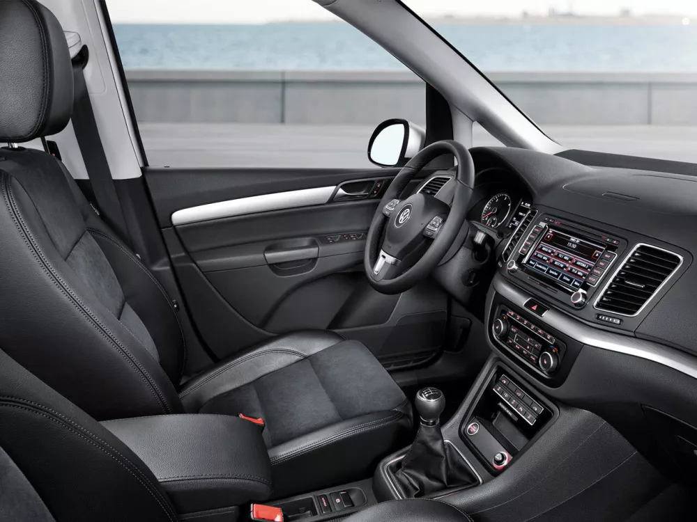Автомобиль Volkswagen Sharan II Минивэн