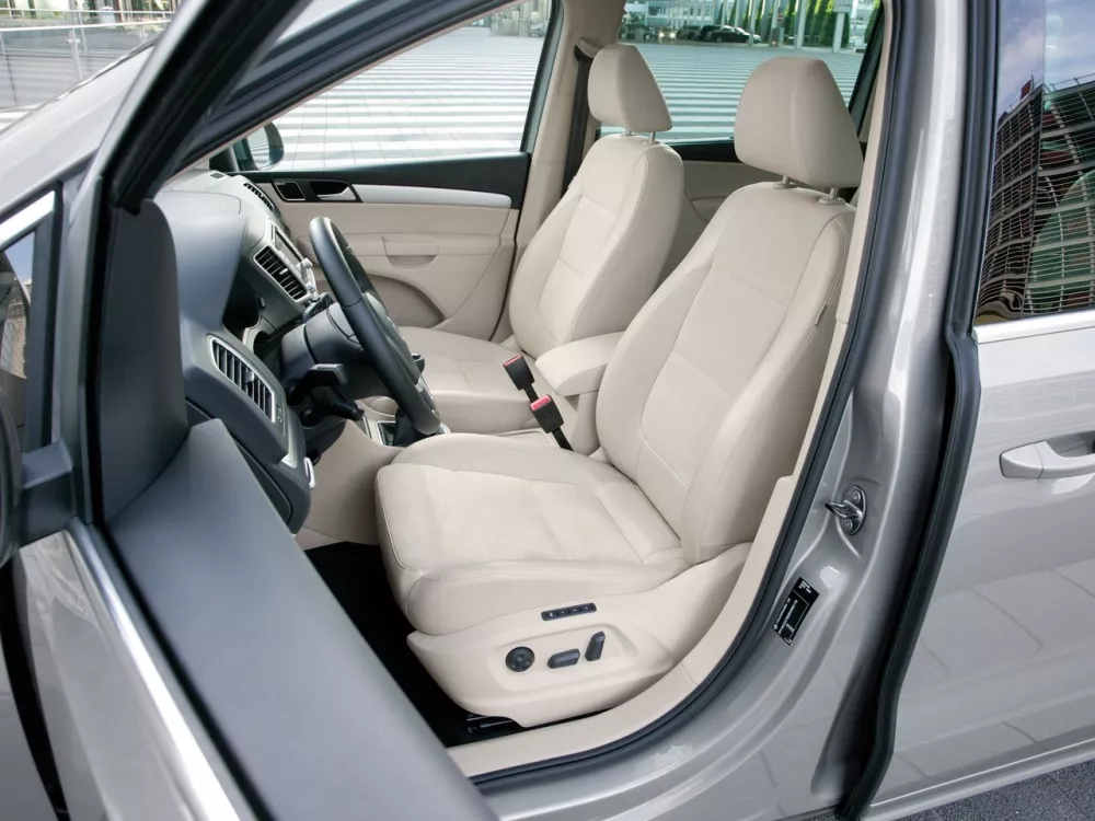 Автомобиль Volkswagen Sharan II Минивэн