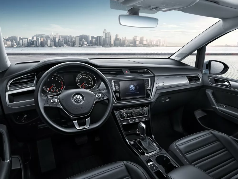 Автомобиль Volkswagen Touran II Компактвэн Cross L