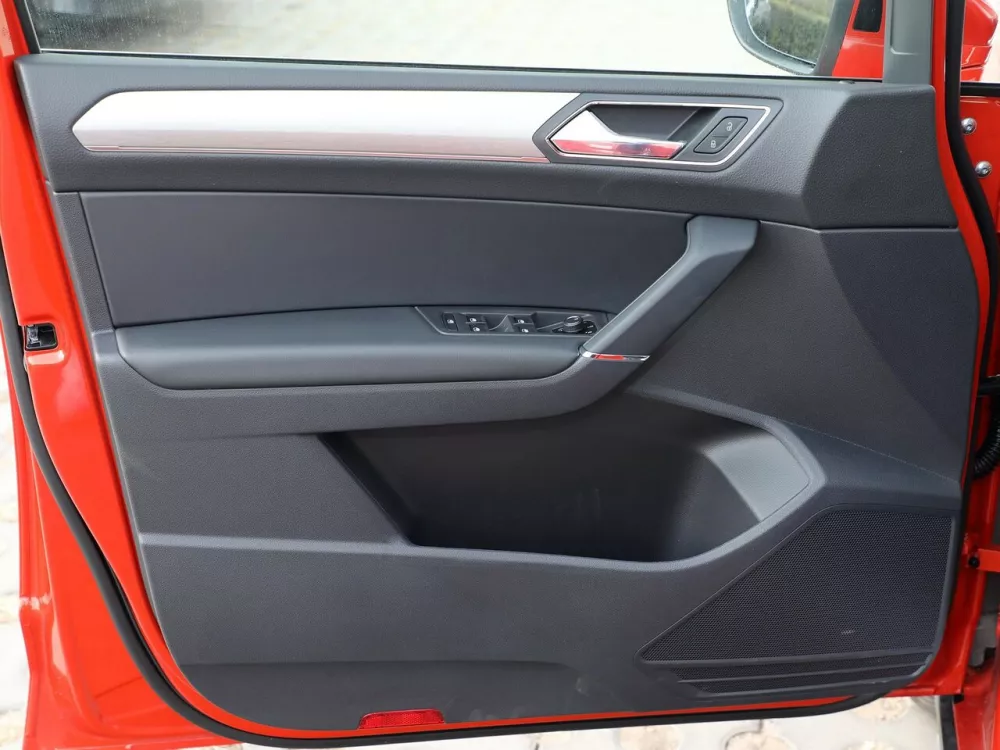 Автомобиль Volkswagen Touran II Компактвэн Cross L