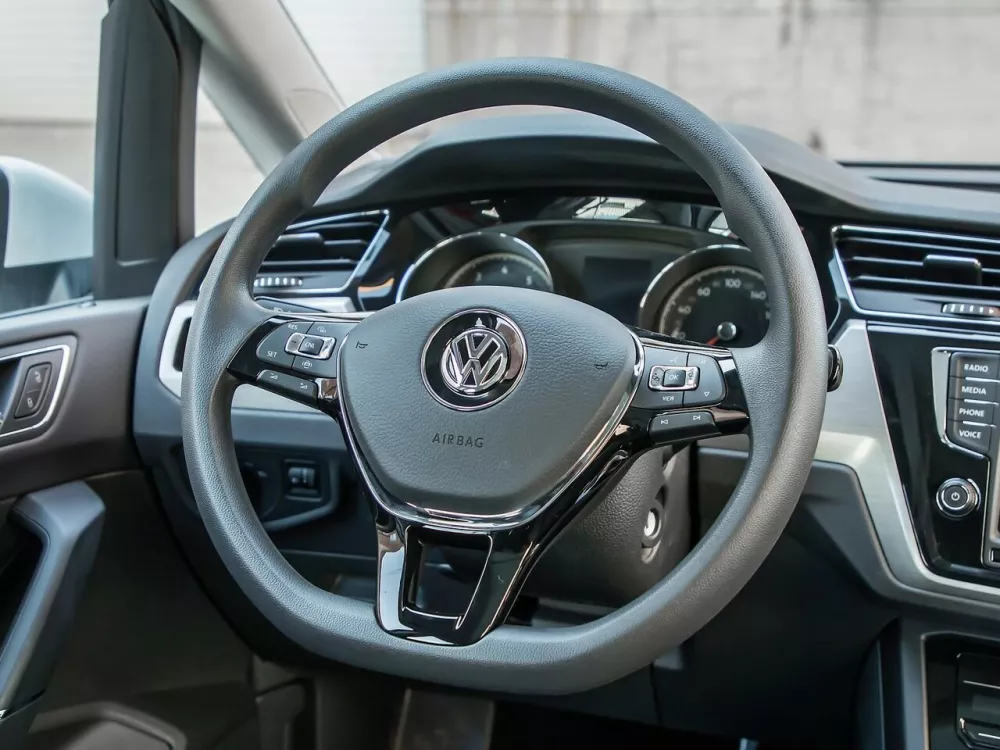 Автомобиль Volkswagen Touran II Компактвэн Cross L