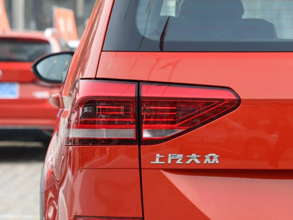Автомобиль Volkswagen Touran II Компактвэн Cross L