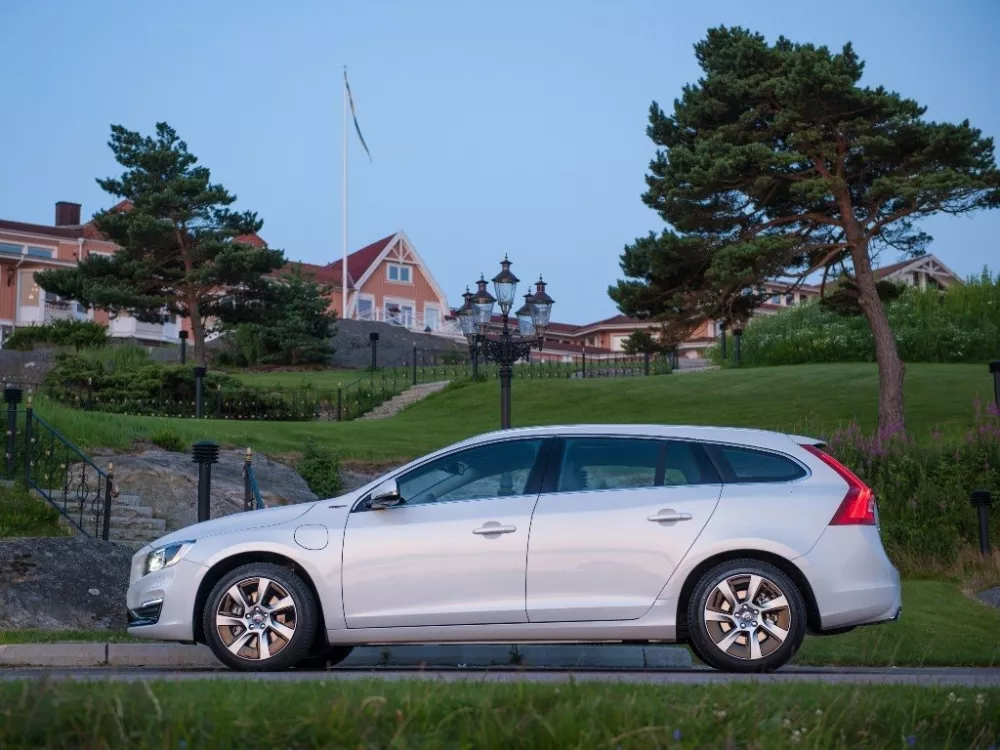 Автомобиль Volvo V60 I Рестайлинг Универсал (5 дверей) Plug-in-Hybrid