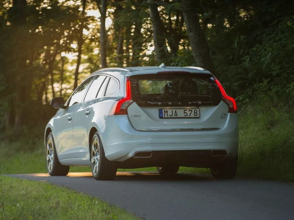 Автомобиль Volvo V60 I Рестайлинг Универсал (5 дверей) Plug-in-Hybrid
