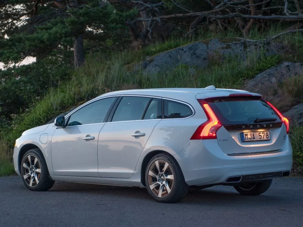 Автомобиль Volvo V60 I Рестайлинг Универсал (5 дверей) Plug-in-Hybrid